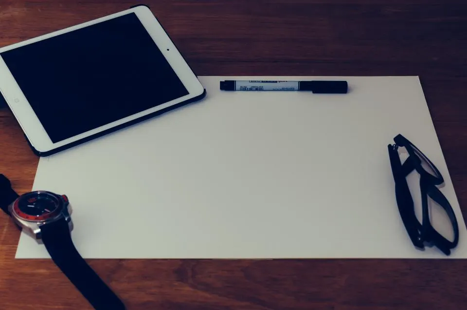 Tablero de inspiración con recortes de interiores y muestras de tela